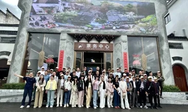 踏春山水间 同心共前行